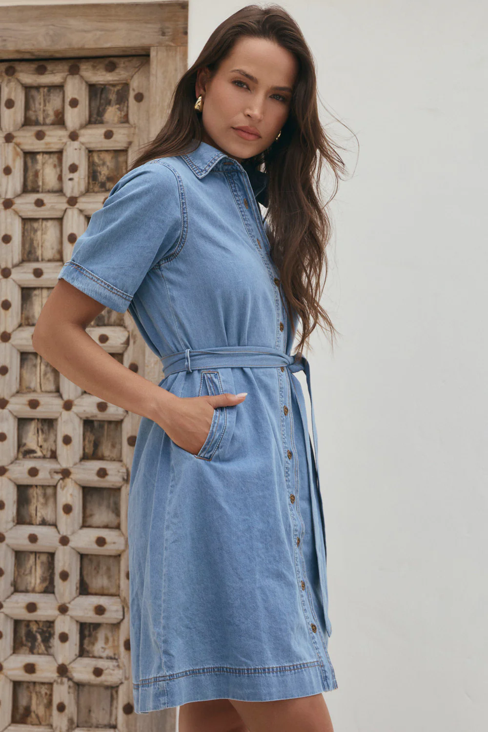 Abbey Chambray Short Dress in Light Wash - Image 4