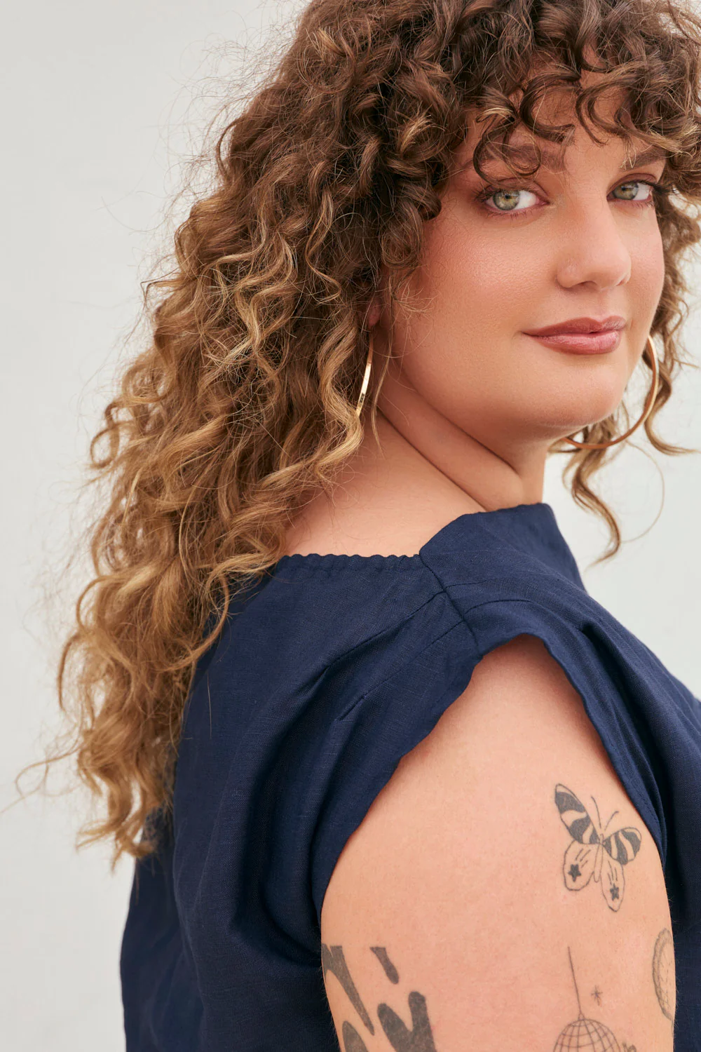Alice Linen Drop Shoulder Dress in Navy - Image 3