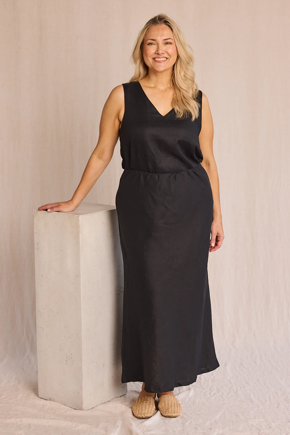 Katie Bias Cut Linen Skirt in Black - Image 4
