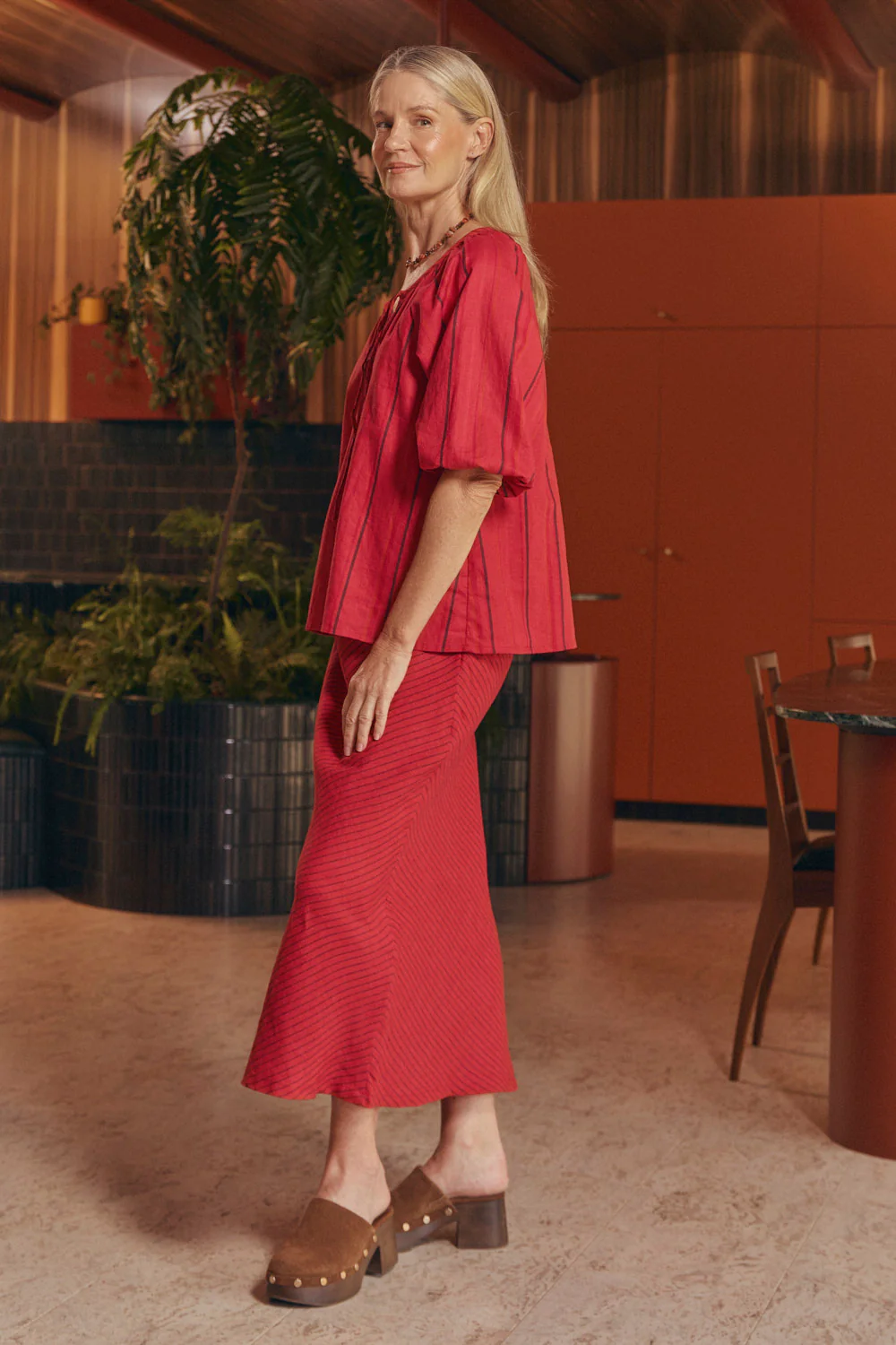 Katie Linen Bias Cut Skirt in Very Berry - Image 4