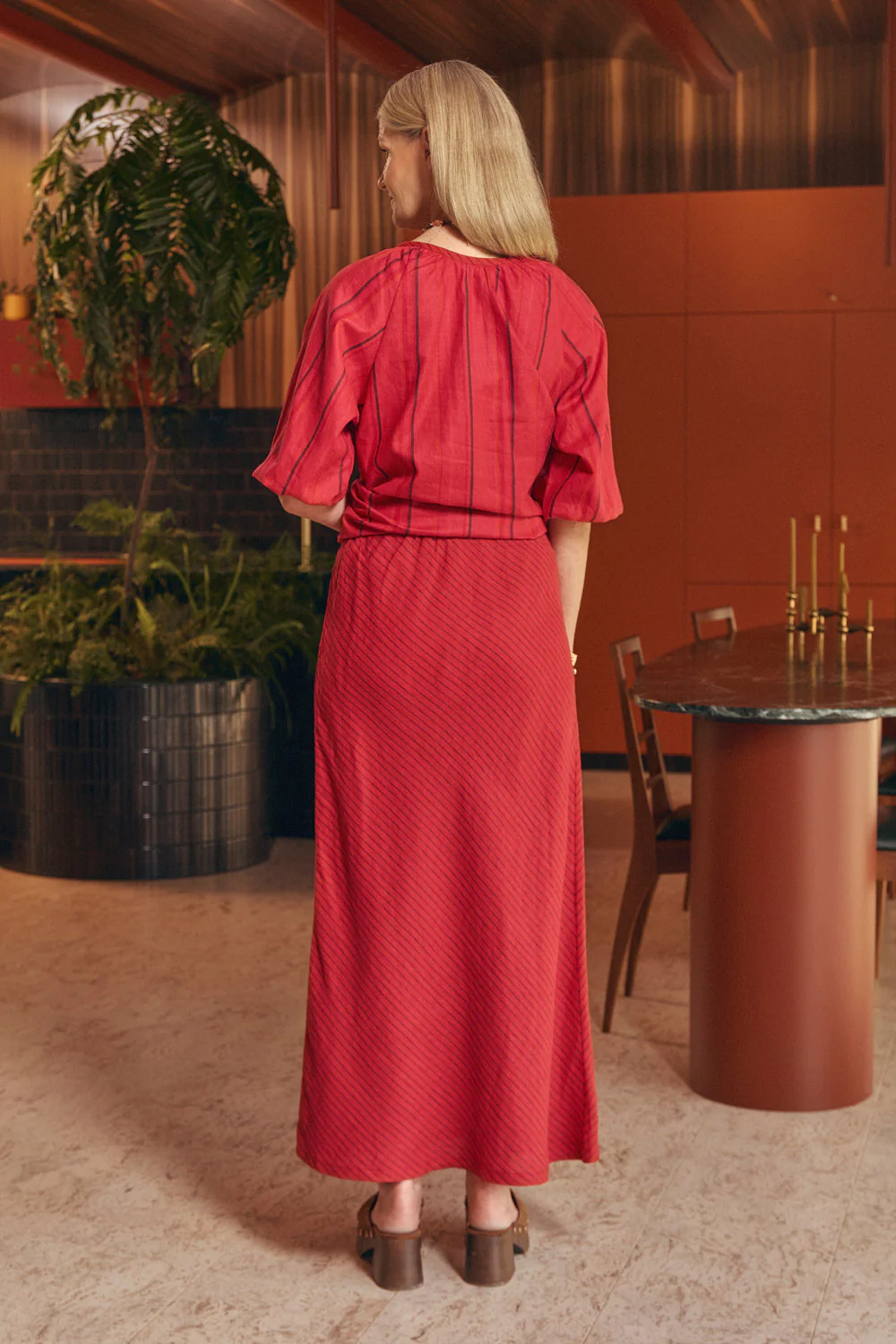 Katie Linen Bias Cut Skirt in Very Berry - Image 5