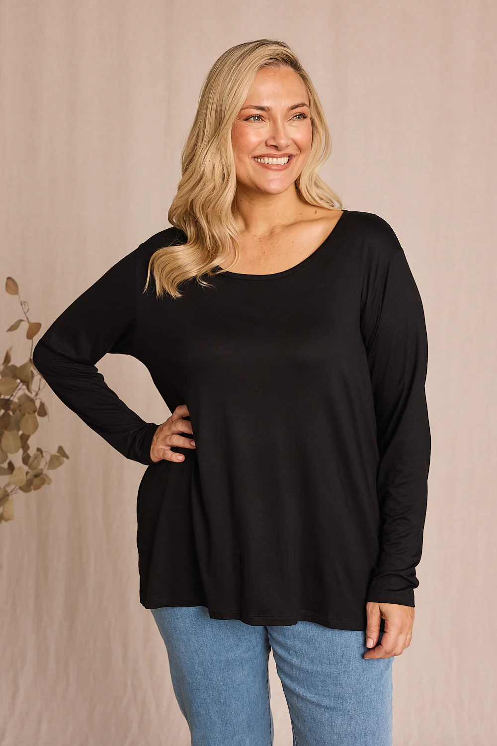 Long Sleeve Swing Tee in Black - Image 3