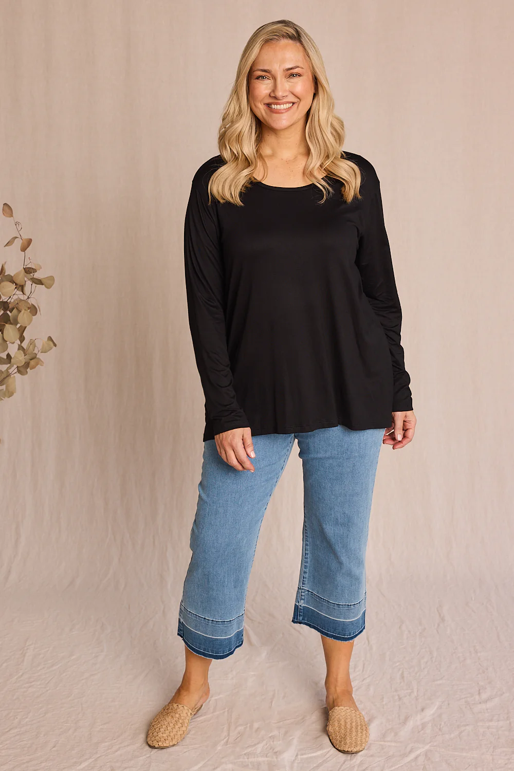 Long Sleeve Swing Tee in Black - Image 4