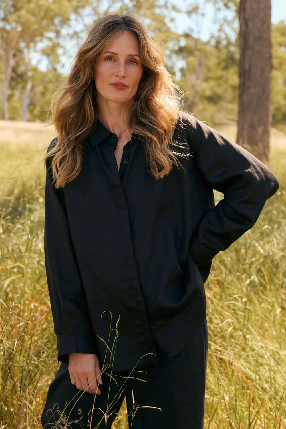 Oversized Linen Boyfriend Shirt in Black - Image 3